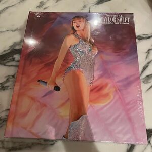 Official Taylor Swift - The Eras Tour Book